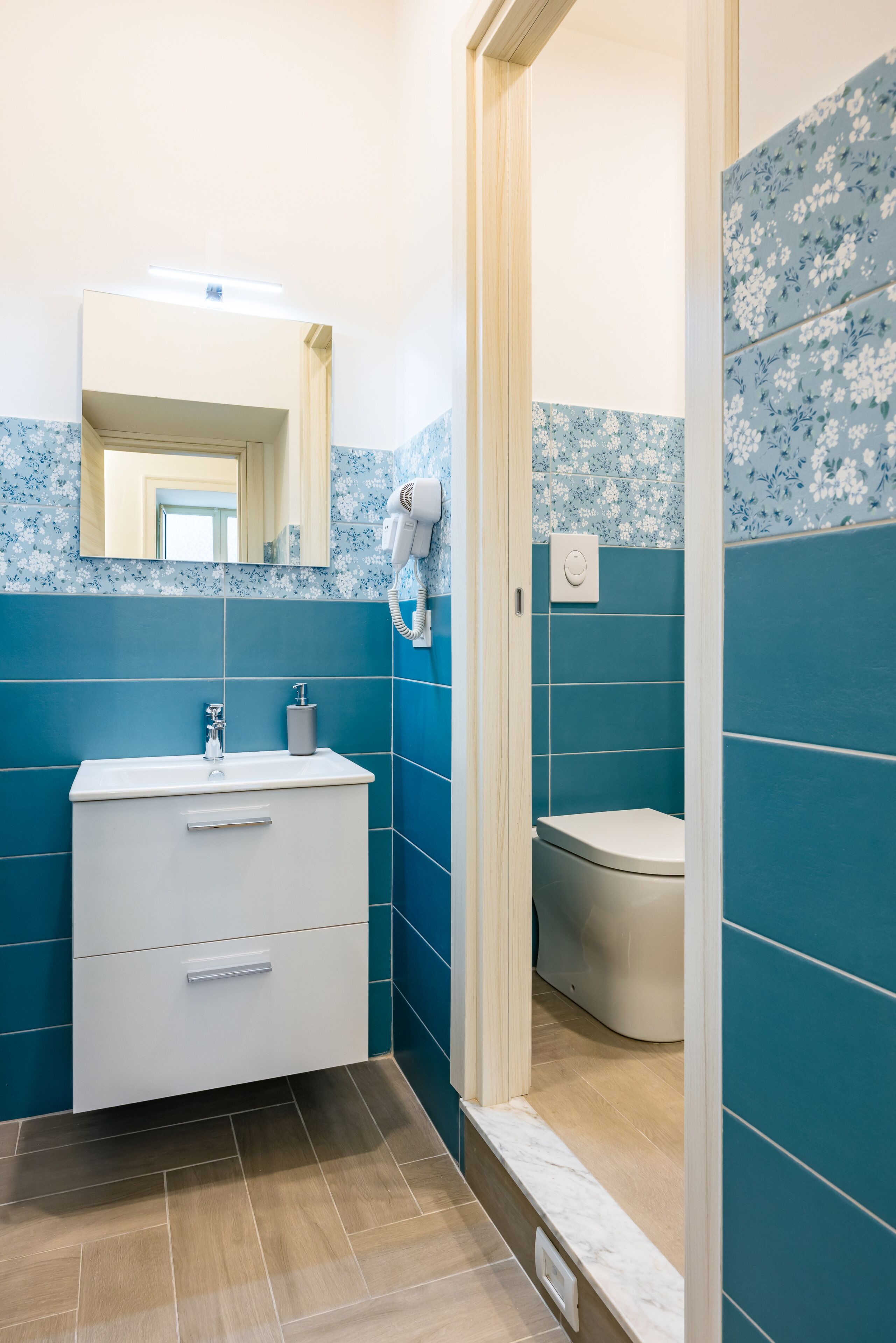 Een douche, een haardroger, handdoeken