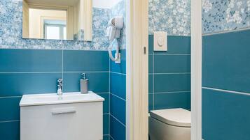 Een douche, een haardroger, handdoeken