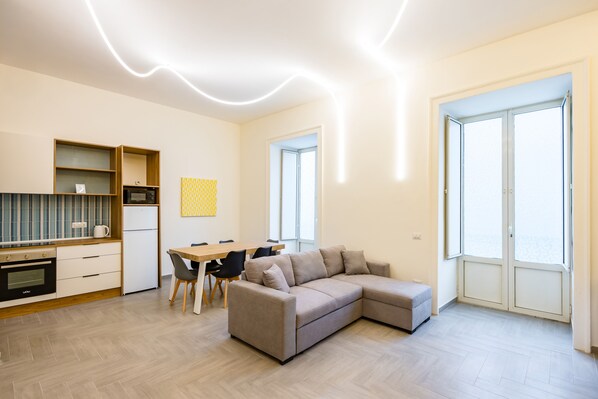 Un apartamento moderno con cocina, comedor y sala de estar.
