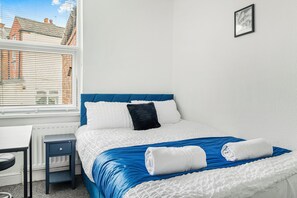 Iron/ironing board, WiFi, bed sheets - NEW! 4BR House, free parking, near City Centre (Nottingham)