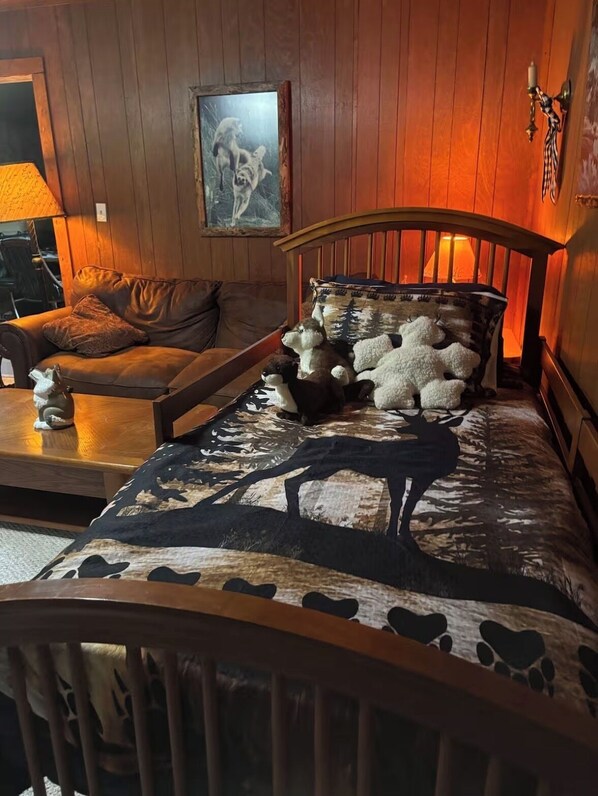 1 bedroom, bed sheets - Cozy private 1-bedroom cabin in peaceful Northport with AC (Northport)