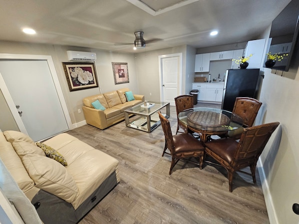 Living area - Guest house pine ridge 2nd floor unit over shop. (Naples)