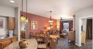 Hotellihuone, jossa on ruokailutila, keittiö, olohuone ja kylpyhuone.