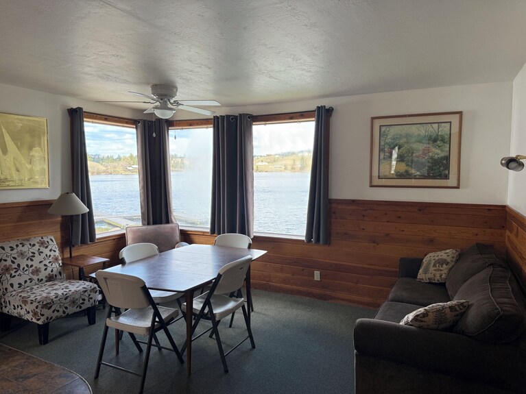 Deluxe Lakefront Cabin - 2 Queen Beds + Hide-a-bed - Sleeps 6 At Tiffanys Resort - Washington