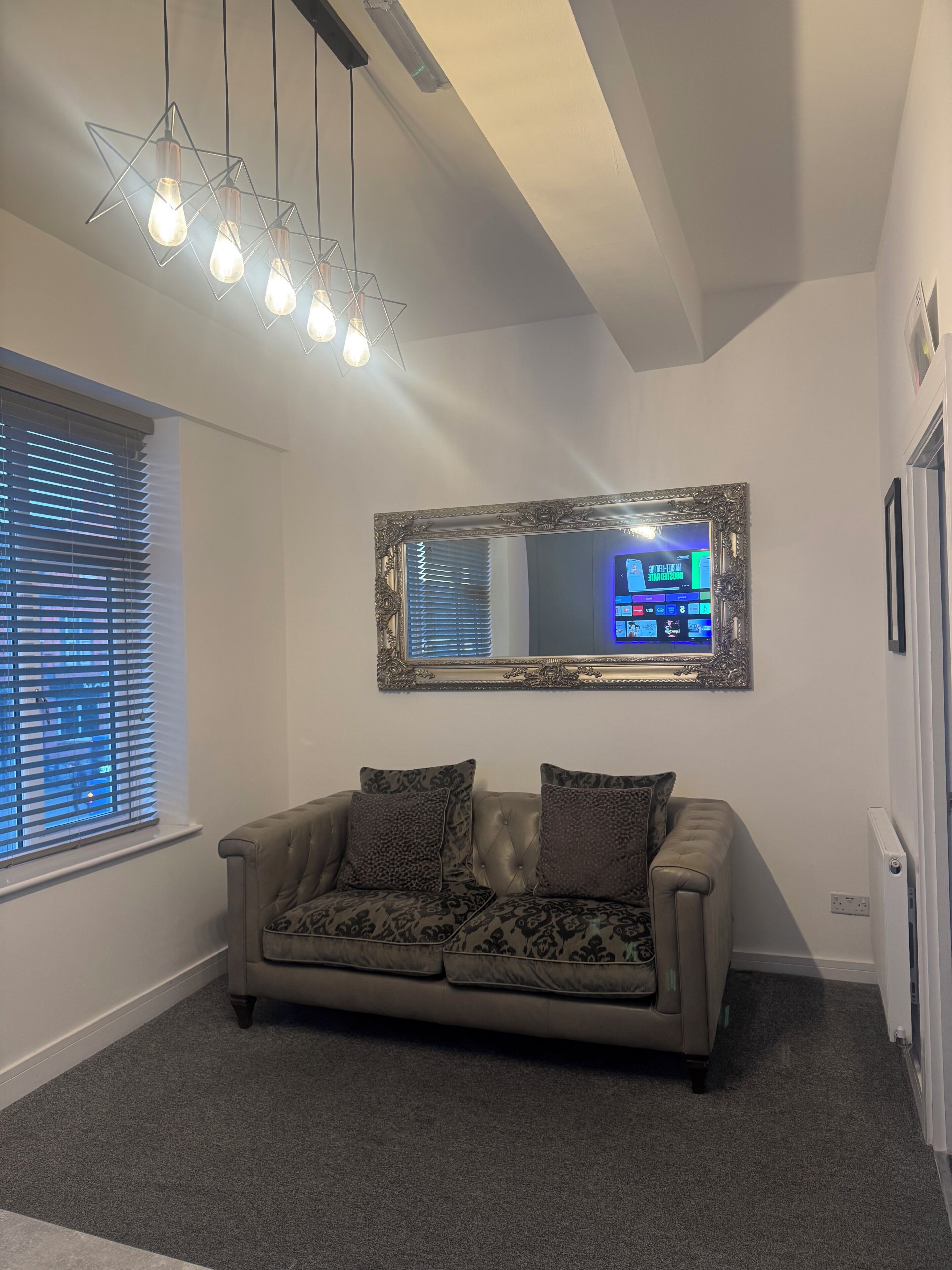 Newcastle Centre Hot Tub!+free Parking + Wifi Sleeps 6 Guests - Newcastle upon Tyne