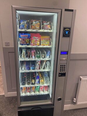 Ein Getränke- und Snackautomat mit verschiedenen Artikeln für die Körperpflege.