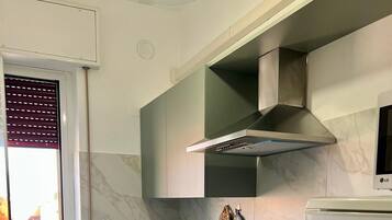 Kühlschrank, Mikrowelle, Herdplatte, Wasserkocher mit Kaffee-/Teezubehör