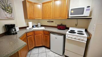 Coffee/tea maker, fridge, microwave, oven