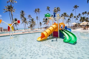 Parque acuático con toboganes y piscina.