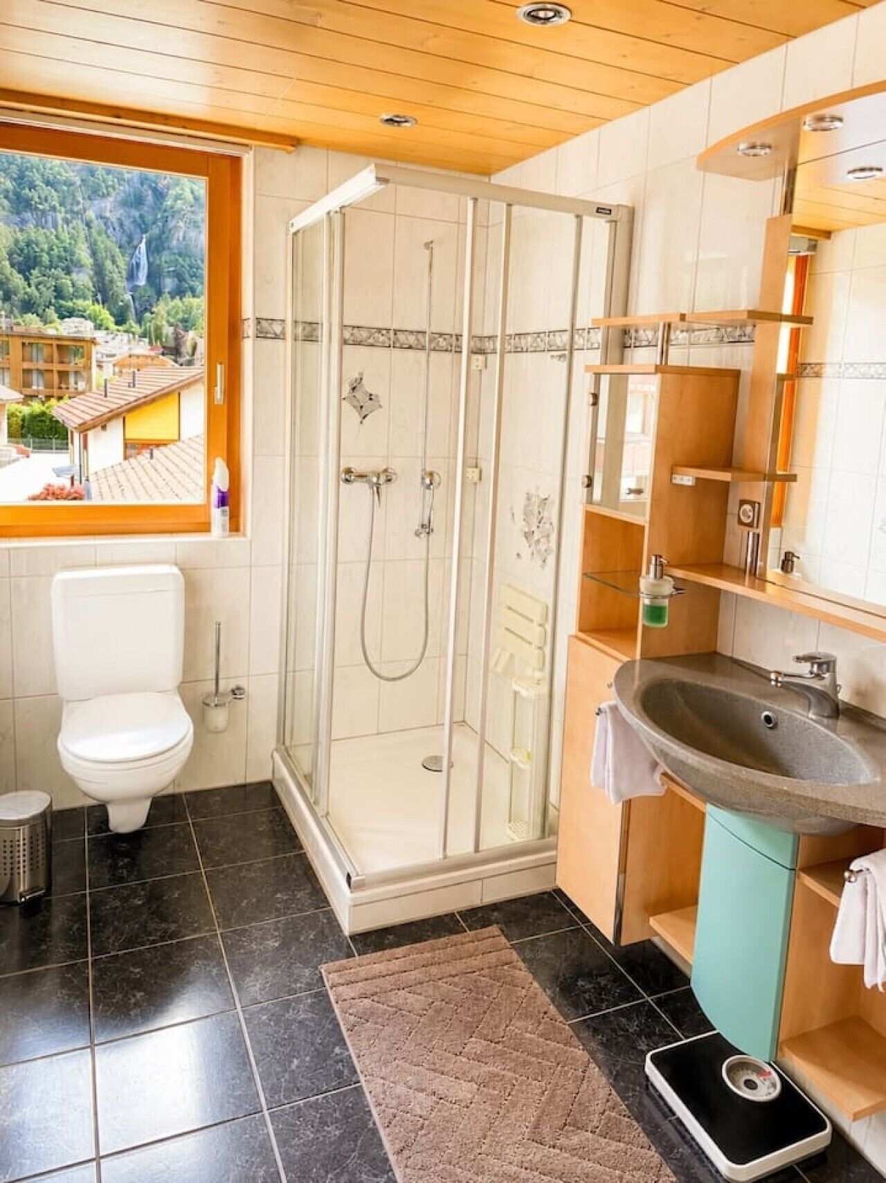 Douche, baignoire à jets, sèche-cheveux, bidet