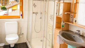 Douche, baignoire à jets, sèche-cheveux, bidet