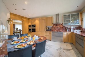 Coffee/tea maker, fridge, microwave, oven