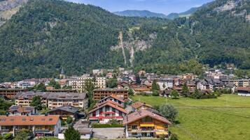 Eine Stadt, umgeben von Bergen, mit einer Mischung aus Wohn- und Geschäftsgebäuden.