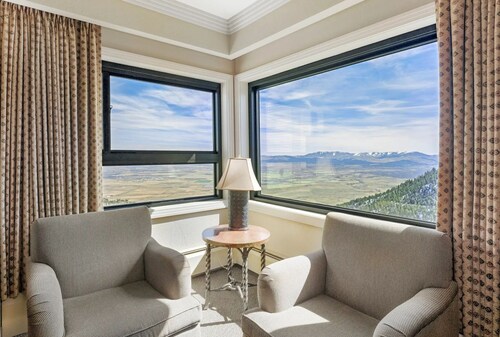 Serene 2-bedroom condo in Stateline perfect for your getaway