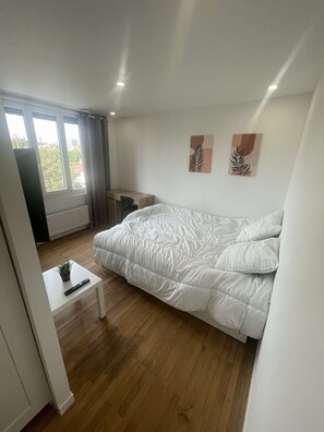 A bedroom with a bed, a desk, and a window. - Cozy Private Room | Coliving 30min from Paris St-Lazare (Argenteuil)