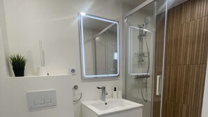 A modern bathroom with a toilet, sink, and shower. - Cozy Private Room | Coliving 30min from Paris St-Lazare (Argenteuil)