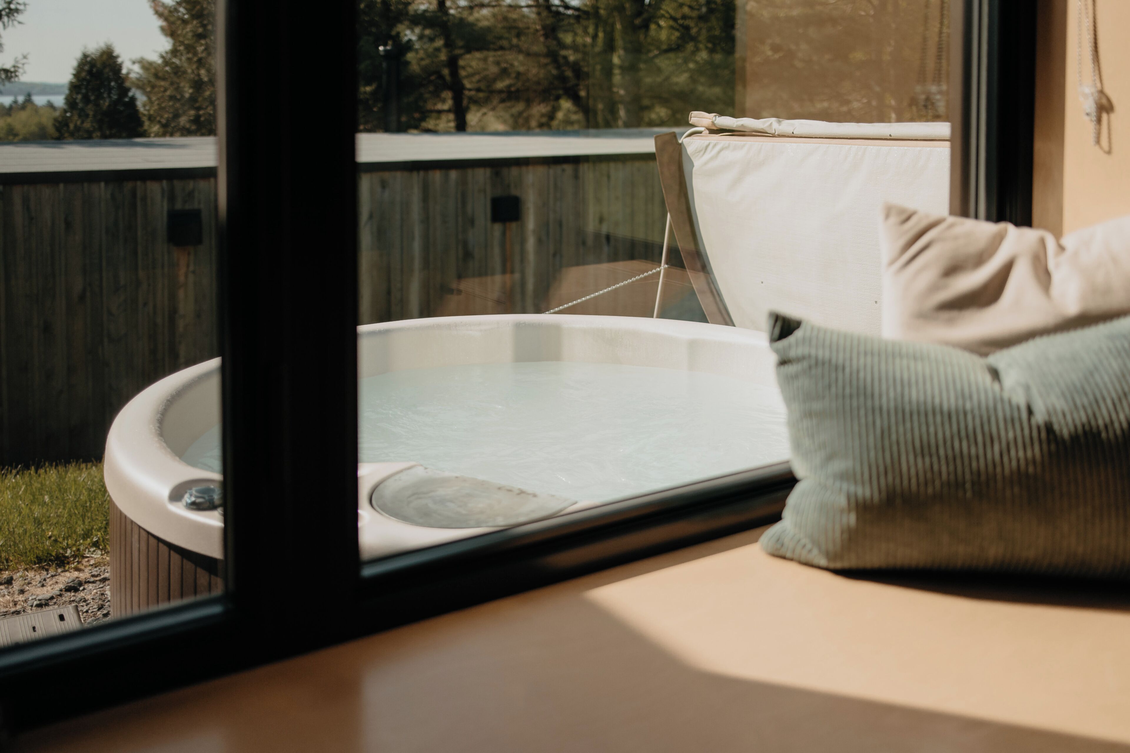 Chalet en nature avec spa privé - MICRO 20 | Living area | Books