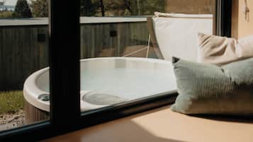 Chalet en nature avec spa privé - MICRO 20 | Living area | Books