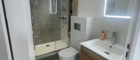 Dusche, Haartrockner, Bidet, Handtücher