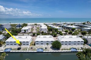 Ein Küstenhotel mit mehreren Gebäuden, einem Pool und Meerblick.