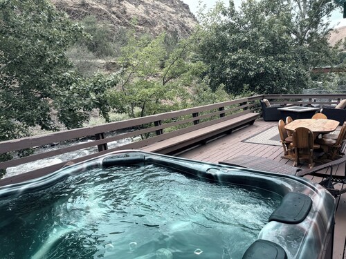 On the Rocks Lodge. Riverside and Mountain Views with a Private Hot Tub