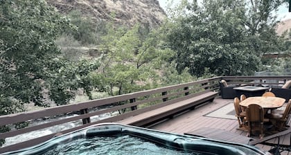 On the Rocks Lodge. Riverside and Mountain Views with a Private Hot Tub
