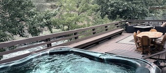 On the Rocks Lodge. Riverside and Mountain Views with a Private Hot Tub