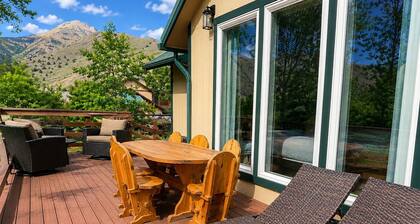 Riverside and Mountain Views with a Private Hot Tub -3BR/2BA -Sleeps 8