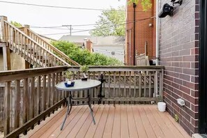 Outdoor dining - Huge Lakeview Retreat near Wrigley Field with mutliple balconies (Chicago)