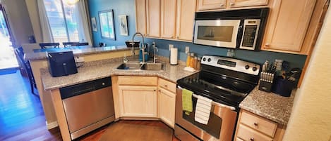 Réfrigérateur, four à micro-ondes, un four, surface de cuisson