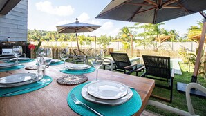 An outdoor dining area with tables set for two, equipped with plates, glasses, and cutlery. - Oka Milagres Cond. Beira Mar By MME (Passo de Camaragibe)