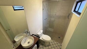 Comfort Single Room | Bathroom | Soap, shampoo, toilet paper