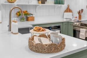 Wasserkocher mit Kaffee-/Teezubehör, Kühlschrank, Mikrowelle, Ofen