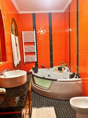 Chuveiro, banheira de hidromassagem, secador de cabelo, bidê