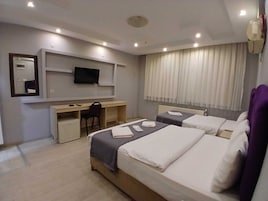 Habitación con 2 camas individuales, vistas a la ciudad | Ropa de cama de alta calidad, minibar, escritorio