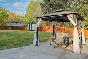 Outdoor dining - Cozy Modern Home near Braves Stadium 3BR & 3BA (Smyrna)
