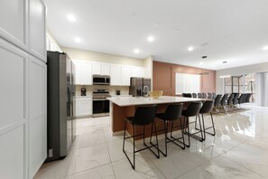 Wasserkocher mit Kaffee-/Teezubehör, Kühlschrank, Mikrowelle, Ofen