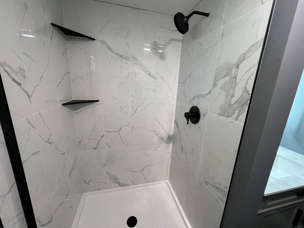 Douche, séchoir à cheveux, serviettes fournies, savon