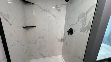 Douche, séchoir à cheveux, serviettes fournies, savon