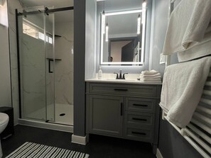 Shower, hair dryer, towels, soap - Spruce Tranquility Studio  (Anchorage)