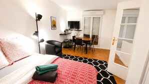 Ein Schlafzimmer mit einem Bett, einem Schreibtisch und einem Stuhl.