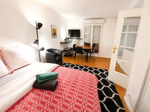 A bedroom with a bed, a desk, and a chair. - Le Cocon du Professionnel Paris +Parking 1-10 months (Paris)