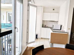 Coffee/tea maker, microwave, stovetop, electric kettle - Le Cocon du Professionnel Paris +Parking 1-10 months (Paris)