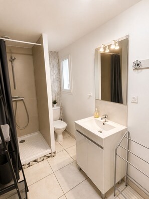 Bathroom - Linaya Hôtel Restaurant  (Bormes-les-Mimosas)
