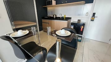 Estúdio superior | Cozinha privada | Frigobar, micro-ondas, cooktop, talheres/pratos/utensílios de cozinha