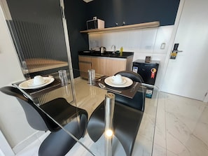 高级开间 | 私人厨房 | 迷你冰箱、微波炉、炉灶、厨具/餐具