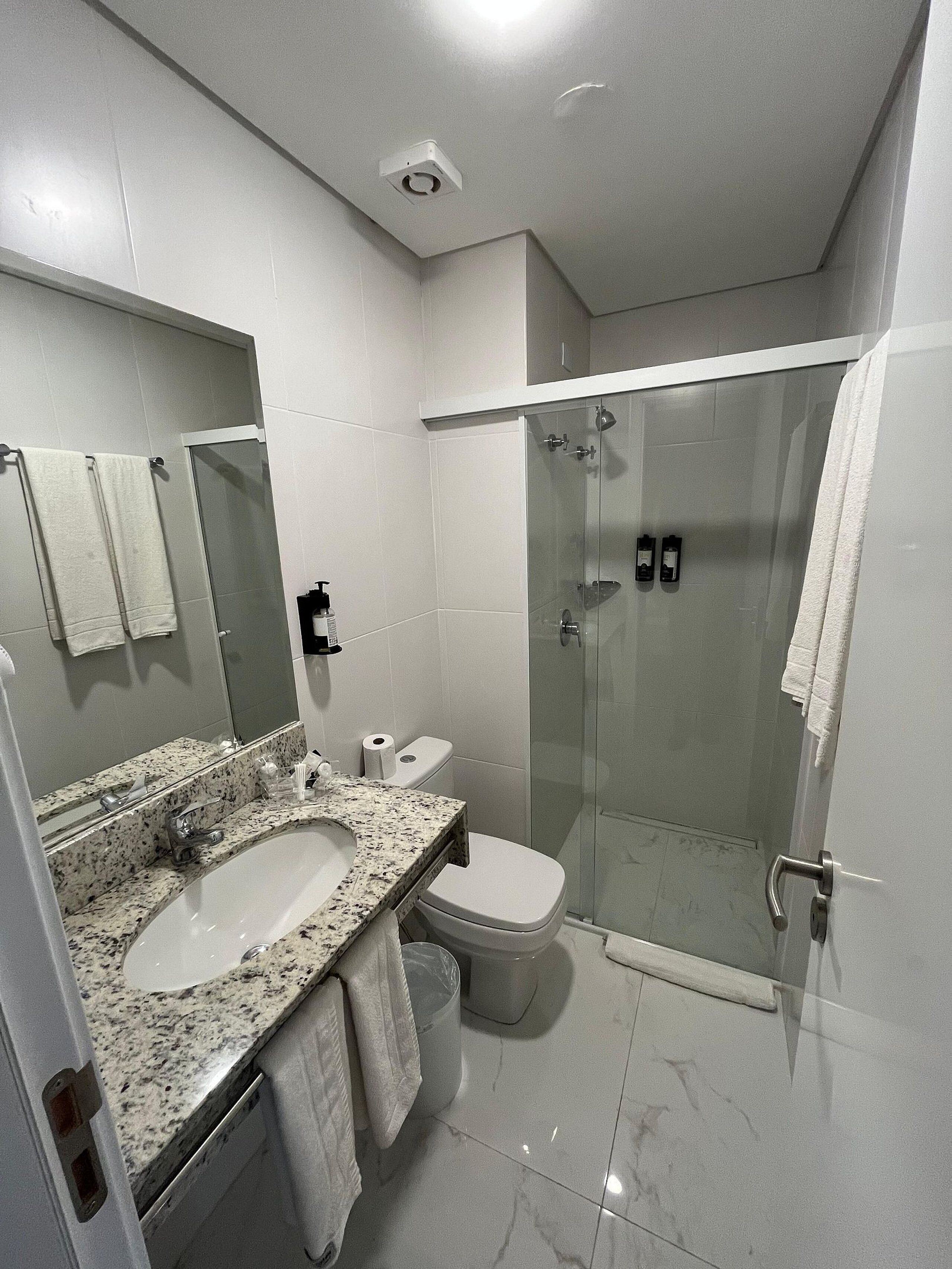Douche, sèche-cheveux, serviettes fournies, savon