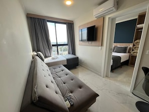 高级开间 | 客房内保险箱、笔记本电脑工作区、熨斗/熨衣板、免费 WiFi