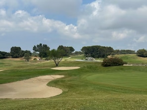 A golf course with sand bunkers, trees, and a pond. - LE SOLEIL DU GOLF PMR Sud (Saumane-de-Vaucluse)