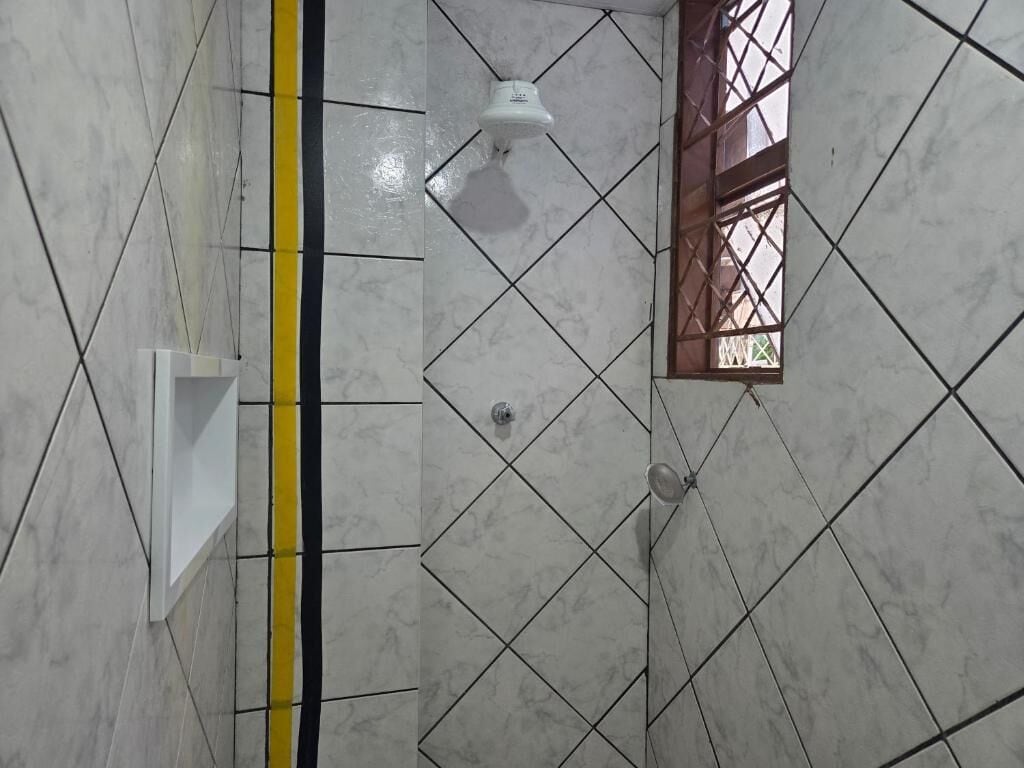 Quarto triplo, várias camas, ar-condicionado | Banheiro